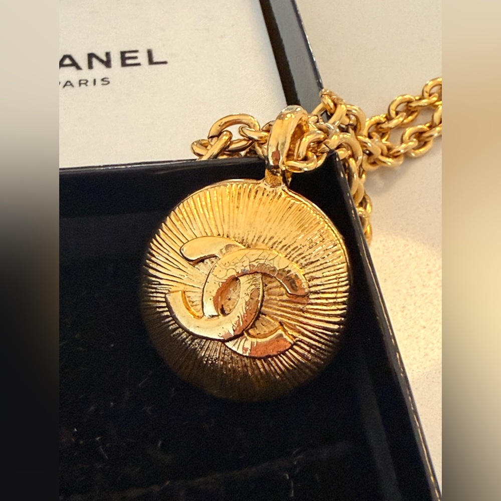 CHANEL Vintage Medallion Pendant Necklace - Picture 5 of 11